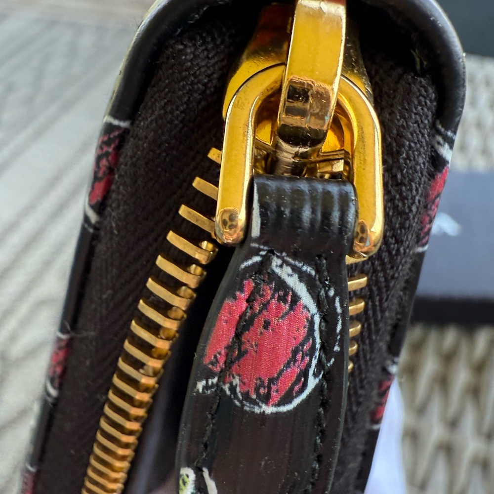 PRADA Logo Heart Vitello Move Zip Around Long Wallet Black - Picture 15 of 17
